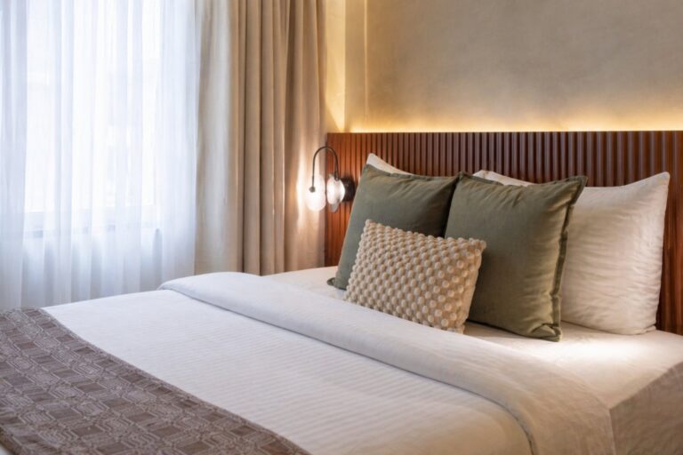 Family Room — queen bed and single bed